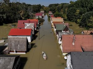 Foto Udara Rumah-rumah di Hungaria Masih Terendam Banjir Foto Udara Rumah-rumah di Hungaria Masih Terendam Banjir