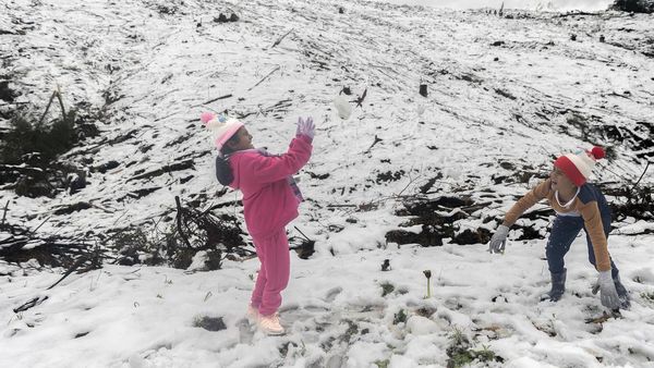 Heboh, Wilayah Afrika Selatan Tiba-tiba Diselimuti Salju