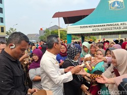 Heru Budi Tinjau Pembagian 1.600 Paket Sembako Murah di Rorotan Jakut