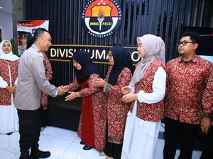 Jelang HUT Humas Polri, Irjen Sandi Berangkatkan Anggotanya Umrah