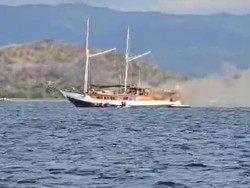 Kapal Pinisi Terbakar di Labuan Bajo