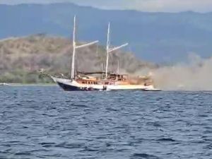 Kapal Pinisi Terbakar di Labuan Bajo Kapal Pinisi Terbakar di Labuan Bajo