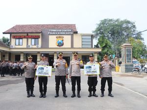 Kapolres Kediri Kota Berikan Hadiah Paket Umrah untuk 2 Anggota