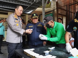 Tegakkan Disiplin, Kapolresta Banyuwangi Mendadak Tes Urine Anggota