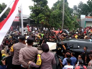 Viral Fadia-Sukirman Dilempar Bambu Saat ke KPU Pekalongan, Ini Respons 2 Pihak Viral Fadia-Sukirman Dilempar Bambu Saat ke KPU Pekalongan, Ini Respons 2 Pihak