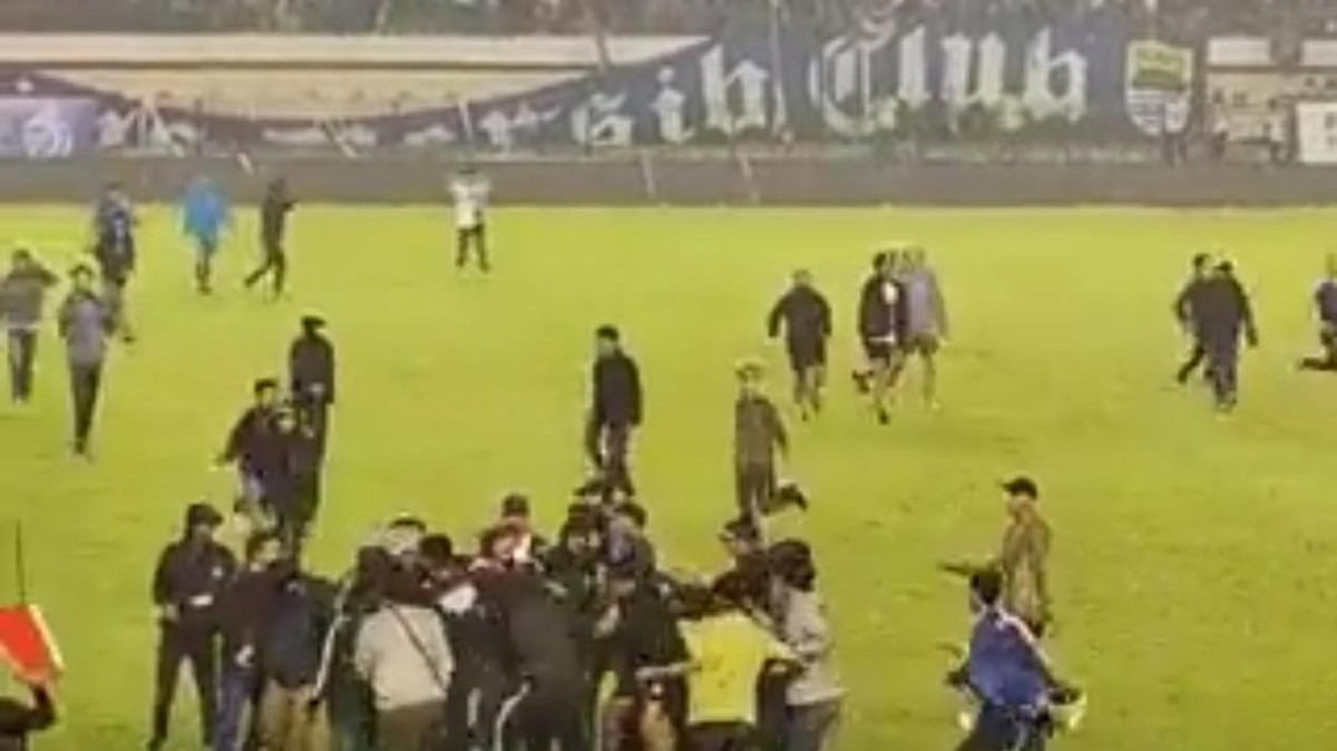 Foto: : Tangkapan layar video amatir ricuh usai Persib vs Persija.