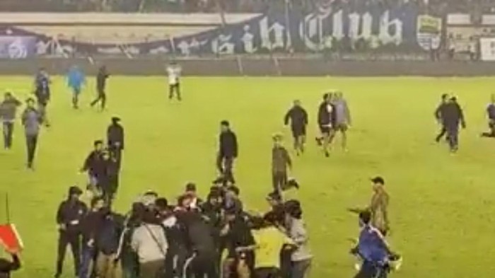 Kericuhan usai laga Persib lawan Persija.