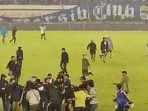 1 Oknum Bobotoh Penganiaya Steward di Jalak Harupat Ditangkap 1 Oknum Bobotoh Penganiaya Steward di Jalak Harupat Ditangkap