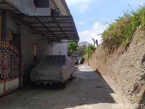 Garasi Mobil Makan Jalan di Makassar Sudah Dibongkar, Tapi Atap-Beton Belum Garasi Mobil Makan Jalan di Makassar Sudah Dibongkar, Tapi Atap-Beton Belum