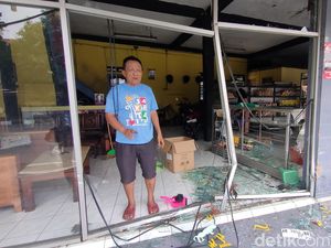 Brakk! Mobil Seruduk 4 Motor dan Toko Oleh-oleh di Kulon Progo