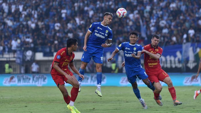 Laga Persib Bandung vs Persija Jakarta.