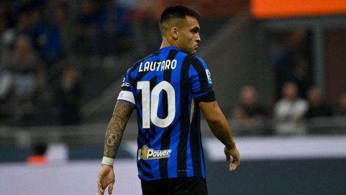 MILAN, ITALY - SEPTEMBER 22: Lautaro Martínez  of FC Internazionale reacts during the Serie A match between FC Internazionale and AC Milan at Stadio Giuseppe Meazza on September 22, 2024 in Milan, Italy. (Photo by Stefano Guidi/Getty Images)