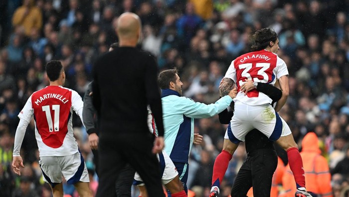 MANCHESTER, ENGLAND - SEPTEMBER 22: Riccardo Calafiori of Arsenal celebrates scoring his teams first goal with Mikel Arteta, Manager of Arsenal, during the Premier League match between Manchester City FC and Arsenal FC at Etihad Stadium on September 22, 2024 in Manchester, England. (Photo by David Price/Arsenal FC via Getty Images)