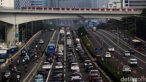Macet Warnai Kenaikan Tarif Tol Dalam Kota