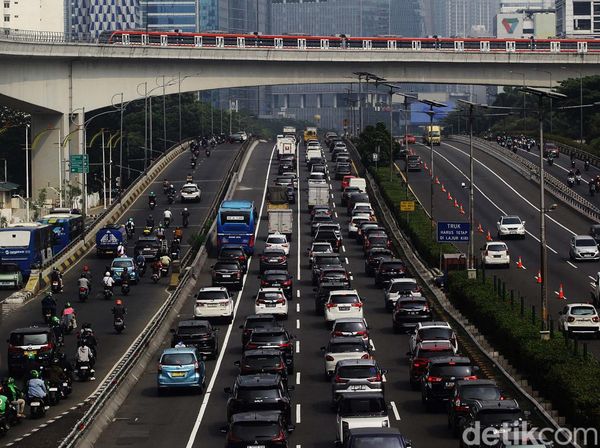Macet Warnai Kenaikan Tarif Tol Dalam Kota