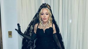 7 Foto Gaya Madonna Pakai Veil bak Pengantin di Milan Fashion Week 2024