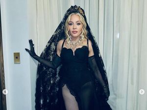 7 Foto Gaya Madonna Pakai Veil bak Pengantin di Milan Fashion Week 2024 7 Foto Gaya Madonna Pakai Veil bak Pengantin di Milan Fashion Week 2024