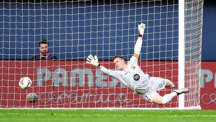 VILLARREAL, SPAIN - SEPTEMBER 22: Marc Andre Ter Stegen of FC Barcelona refuses the ball during the LaLiga match between Villarreal CF and FC Barcelona  at Estadio de la Ceramica on September 22, 2024 in Villarreal, Spain. (Photo by Eric Alonso/Getty Images)