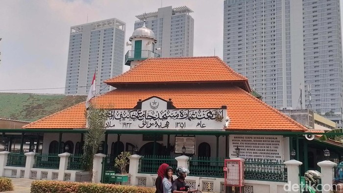 Kawasan Cikini di Jakarta Pusat terkenal memiliki beberapa bangunan bersejarah, salah satunya Masjid Jami Al Ma’mur. Masjid ini merupakan wakaf dari Raden Saleh.