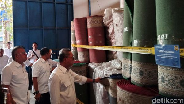 Menteri Perdagangan Zulkfili Hasan Segel 2.939 Karpet Asal Turki Menteri Perdagangan Zulkfili Hasan Segel 2.939 Karpet Asal Turki