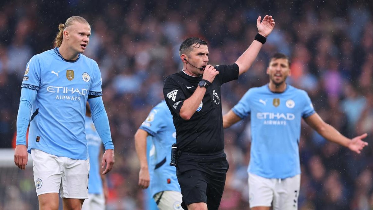 Wasit Michael Oliver di laga Man City vs Arsenal. (Foto: Getty Images/Robbie Jay Barratt - AMA)