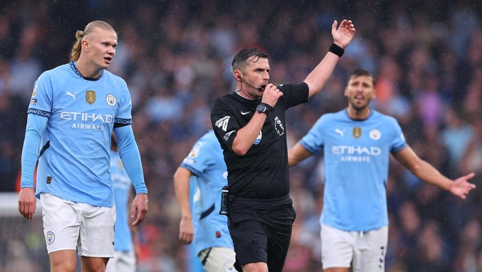 MANCHESTER, ENGLAND - SEPTEMBER 22: Erling Haaland of Manchester City reacts towards Referee Michael Oliver during the Premier League match between Manchester City FC and Arsenal FC at Etihad Stadium on September 22, 2024 in Manchester, England. (Photo by Robbie Jay Barratt - AMA/Getty Images)