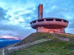 Dulu Simbol Kejayaan Komunis, Kini Gedung Megah Ini Membusuk di Atas Gunung