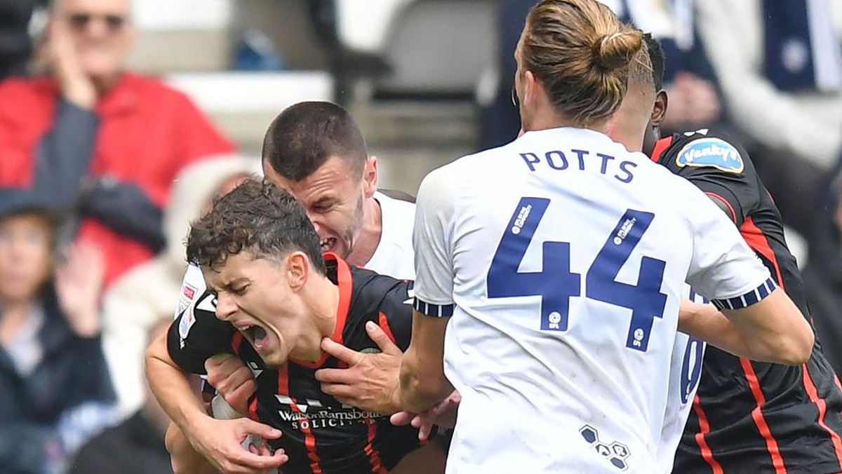 Aksi gigit Milutin Osmajic terhadap pemain tim lawan. Foto: CameraSport via Getty Images/Dave Howarth - CameraSport