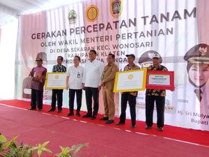 Wamentan Sudaryono Salurkan Benih Padi-Alat Pertanian buat Petani Klaten