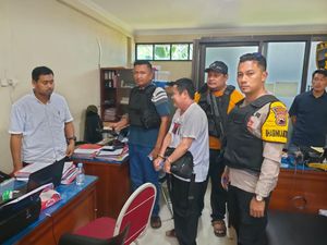 Penampakan Pengusaha Penembak Pajero Demak Saat Ditangkap: Masih Bisa Senyum! Penampakan Pengusaha Penembak Pajero Demak Saat Ditangkap: Masih Bisa Senyum!