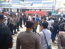 Ratusan Polisi Dikerahkan Saat Pengundian Nomor Urut Pilbup Sampang