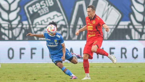 Pesepak bola Persib Bandung Beckham Putra (kiri) berebut bola dengan pesepak bola Persija Jakarta Maciej Gajos (kanan) pada pertandingan BRI Liga 1 di Stadion Si Jalak Harupat, Kabupaten Bandung, Jawa Barat, Senin (23/9/2024). ANTARA FOTO/Raisan Al Farisi/aww.