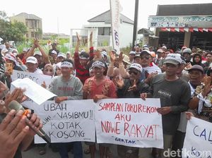 Protes Calon Tunggal, Massa Pro Kotak Kosong Geruduk KPU Brebes Protes Calon Tunggal, Massa Pro Kotak Kosong Geruduk KPU Brebes
