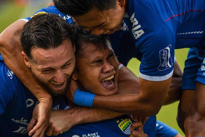 Persib Bandung menaklukkan Persija Jakarta dalam lanjutan Liga 1 2024/2025. Maung Bandung menang 2-0 atas Macan Kemayoran. Pertandingan berlangsung di Stadion Si Jalak Harupat, Soreang, Kabupaten Bandung, Jawa Barat, Senin (23/9/2024).