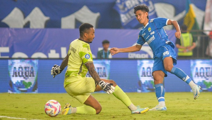 Persib Bandung menaklukkan Persija Jakarta dalam lanjutan Liga 1 2024/2025. Maung Bandung menang 2-0 atas Macan Kemayoran. Pertandingan berlangsung di Stadion Si Jalak Harupat, Soreang, Kabupaten Bandung, Jawa Barat, Senin (23/9/2024).