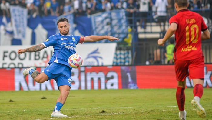 Persib Bandung menaklukkan Persija Jakarta dalam lanjutan Liga 1 2024/2025. Maung Bandung menang 2-0 atas Macan Kemayoran. Pertandingan berlangsung di Stadion Si Jalak Harupat, Soreang, Kabupaten Bandung, Jawa Barat, Senin (23/9/2024).