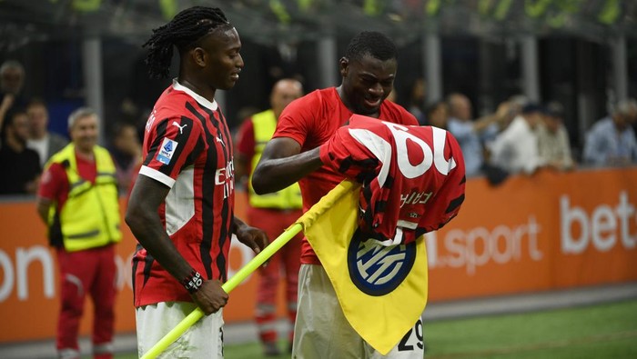 MILAN, ITALY - SEPTEMBER 22: (L-R) Rafael Leão and Youssouf Fofana of AC Milan celebrate a  2-1 victory during the Serie A match between FC Internazionale and AC Milan at Stadio Giuseppe Meazza on September 22, 2024 in Milan, Italy. (Photo by Stefano Guidi/Getty Images)