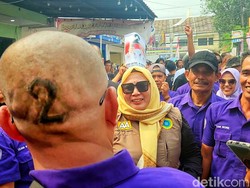 Rambut Nyentrik Relawan Asep-Andreas Usai Penetapan Nomor Urut