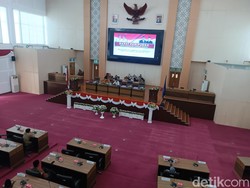 Sidang Paripurna Perdana DPRD Lombok Tengah Hujan Interupsi
