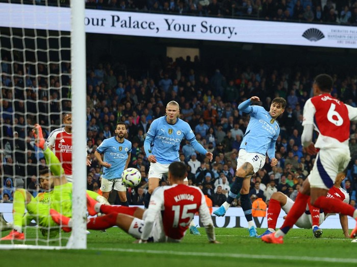 Soccer Football - Premier League - Manchester City v Arsenal - Etihad Stadium, Manchester, Britain - September 22, 2024 Manchester City's John Stones scores their second goal REUTERS/Molly Darlington EDITORIAL USE ONLY. NO USE WITH UNAUTHORIZED AUDIO, VIDEO, DATA, FIXTURE LISTS, CLUB/LEAGUE LOGOS OR 'LIVE' SERVICES. ONLINE IN-MATCH USE LIMITED TO 120 IMAGES, NO VIDEO EMULATION. NO USE IN BETTING, GAMES OR SINGLE CLUB/LEAGUE/PLAYER PUBLICATIONS. PLEASE CONTACT YOUR ACCOUNT REPRESENTATIVE FOR FURTHER DETAILS..     TPX IMAGES OF THE DAY