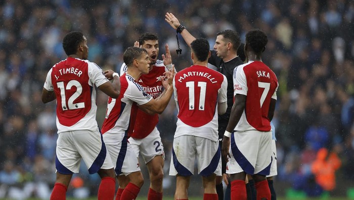 Soccer Football - Premier League - Manchester City v Arsenal - Etihad Stadium, Manchester, Britain - September 22, 2024 Arsenals Leandro Trossard remonstrates with referee Michael Oliver after being shown a red card Action Images via Reuters/Jason Cairnduff EDITORIAL USE ONLY. NO USE WITH UNAUTHORIZED AUDIO, VIDEO, DATA, FIXTURE LISTS, CLUB/LEAGUE LOGOS OR LIVE SERVICES. ONLINE IN-MATCH USE LIMITED TO 120 IMAGES, NO VIDEO EMULATION. NO USE IN BETTING, GAMES OR SINGLE CLUB/LEAGUE/PLAYER PUBLICATIONS. PLEASE CONTACT YOUR ACCOUNT REPRESENTATIVE FOR FURTHER DETAILS..