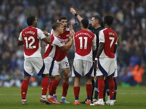 Kejenakaan Arteta Jawab soal Kartu Merah Trossard