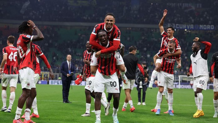 MILAN, ITALY - SEPTEMBER 22:  Tammy Abraham and Noah Okafor of AC Milan celebrates the win at the end of the Serie A match between Inter and Milan at Stadio Giuseppe Meazza on September 22, 2024 in Milan, Italy. (Photo by Claudio Villa/AC Milan via Getty Images)