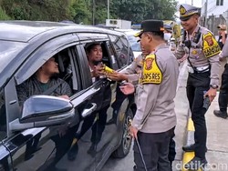 Aksi Polisi Traktir Pengendara Saat Menunggu di Pintu Tol Parungkuda