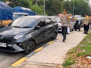 Sambut Pembukaan, Antrean Kendaraan Mengular di Tol Parungkuda Sambut Pembukaan, Antrean Kendaraan Mengular di Tol Parungkuda