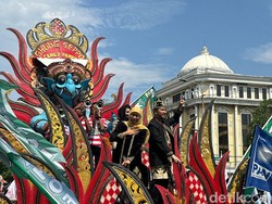 Arak-arakan Ribuan Pendukung Antar Khofifah-Emil Deklarasi Kampanye Damai