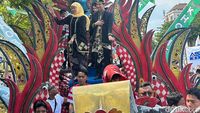 Momen Ribuan Pendukung Khofifah-Emil Antar Deklarasi Kampanye Damai