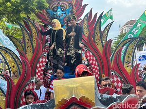 Momen Ribuan Pendukung Khofifah-Emil Antar Deklarasi Kampanye Damai Momen Ribuan Pendukung Khofifah-Emil Antar Deklarasi Kampanye Damai