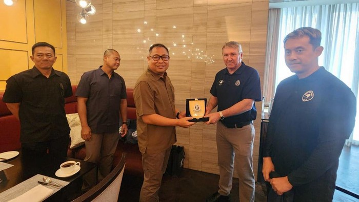 Atase kepolisian Selandia Baru menampilkan penghargaan terhadap Satgas Damai Cartenz atas pembebasan pilot dari KKB. Atase kepolisian Selandia Baru menampilkan penghargaan terhadap Satgas Damai Cartenz atas pembebasan pilot dari KKB.