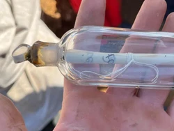 Kapsul Waktu! Catatan Arkeolog 200 Tahun Lalu Ditemukan di Dalam Botol